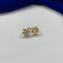 Load image into Gallery viewer, 8K Flower Studs