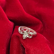 Load image into Gallery viewer, Flower Ring