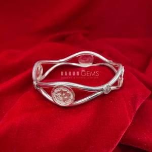 Om Bangle
