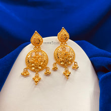 Load image into Gallery viewer, Gold Jhumkas
